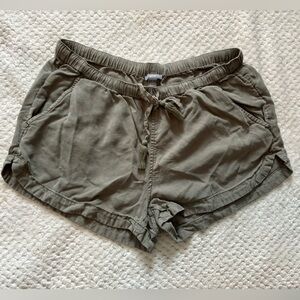 Aerie pull up 100% Lyocell Hunter Green shorts with pockets
